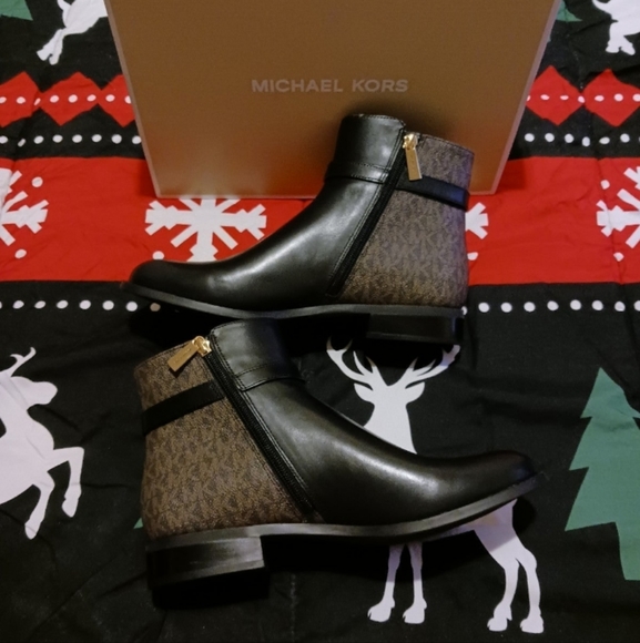 Michael Kors Finley Flat Leather Booties - Picture 4 of 12